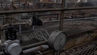 أجزاءً متضررة من منشأة «نافتوغاز» في أوكرانيا (AFP)