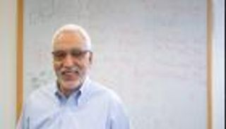 بعد فوزه بنوابغ العرب 2025.. أول تعليق من البروفيسور عباس الجمل