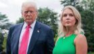 «وجه جميل وشفاه لا تهدأ».. ترامب يشعل المنصات بالتغزل في متحدثة البيت الأبيض