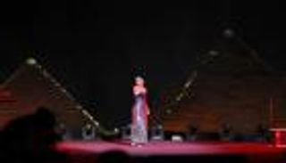 بحضور جمهور خاص.. كاتي بيري تُحيي أولى حفلاتها أمام أهرامات مصر