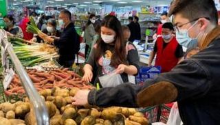 متسوقون صينيون في سوبر ماركت بالعاصمة بكين