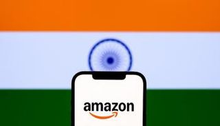 شعار أمازون أمام علم الهند