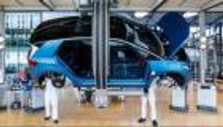 أوروبا تُخاطر بمستقبل صناعة السيارات لديها.. تحذير عاجل من رئيس «فورد»