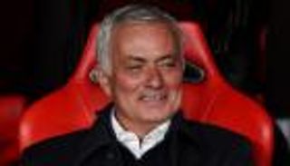 ردا لجميل عمره 8 سنوات.. هدية مفاجئة لمورينيو في ليلة الأبطال