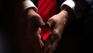 ترامب يضم يديه أثناء حديثه في البيت الأبيض- فرانس برس