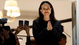 زعيمة المعارضة الفنزويلية على شرفة فندق في أوسلو