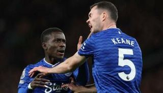 صفعة إدريسا جاي لزميله مايكل كين