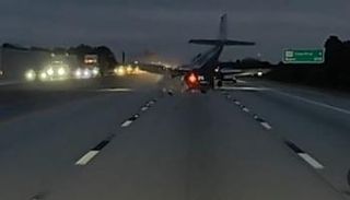 طائرة تصطدم بسيارة في فلوريدا