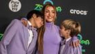 شاكيرا تغني مع طفليها للمرة الأولى على المسرح