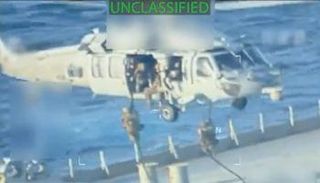 جنود أمريكيون أثناء مصادرة ناقلة النفط