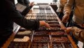 رائحة الكاكاو تعانق شوارع باريس.. جيل جديد من متاجر الشوكولاتة