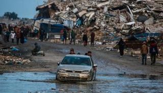 الشتاء يقسو على سكان غزة