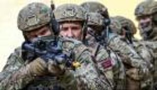 للمرة الأولى.. بريطانيا تؤكد وجود مظليين في أوكرانيا