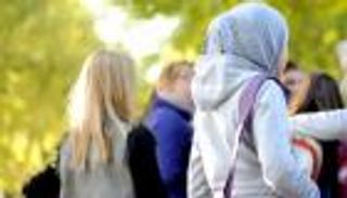 &laquo;عنصرية ضد المسلمين&raquo;.. انتقادات لحظر الحجاب في مدارس النمسا