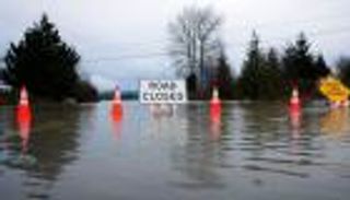 فيضانات عارمة تجلي آلاف السكان في أمريكا وكندا