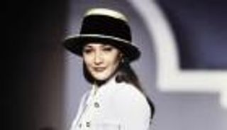 كارلا بروني.. أناقة ساحرة لعقود في &laquo;القصر&raquo; وعلى &laquo;المسرح&raquo;