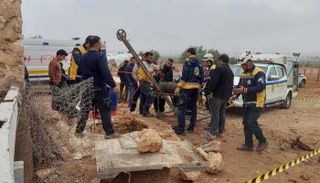 جانب من عمليات انتشال الجثمان