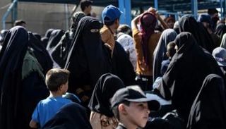 نساء وأطفال في مخيم الهول بسوريا