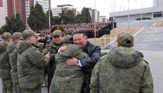 كيم يحيي الجنود