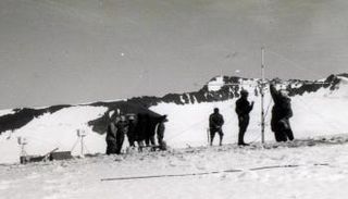 فريق الاستخبارات أثناء مهمة استعادة الجهاز