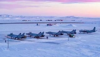 طائرات ميغ-31 روسية في قاعدة روغاتشيفو الجوية في نوفايا زيمليا في القطب الشمالي