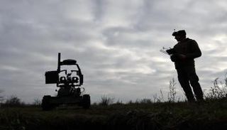 جندي أوكراني يختبر أنظمة الروبوتات القتالية