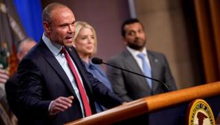 نائب مدير «FBI» بونجينو، برفقة المدعية العامة بام بوندي ومدير «FBI» كاش باتيل