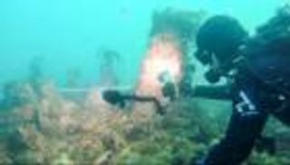 اكتشاف جدار حجري عمره 7 آلاف عام تحت الماء قبالة فرنسا