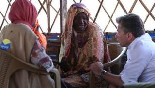 مسؤول أممي يتحدث مع سيدة سودانية- أرشيفية