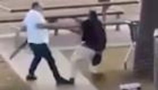 بطل حادث سيدني المأساوي.. مسلم يسقط الإرهابي وسردية الإسلاموفوبيا