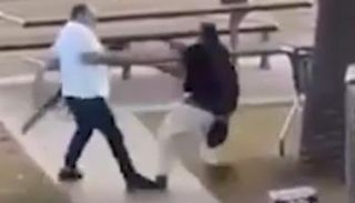 الأحمد يدفع الإرهابي أرضا بعدما تمكن من سحب سلاحه