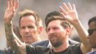 بعد فشله في مقابلة ميسي.. مشجع هندي ينتزع قطعة من الملعب (فيديو)