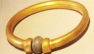 الأسورة الأثرية المسروقة من المتحف المصري