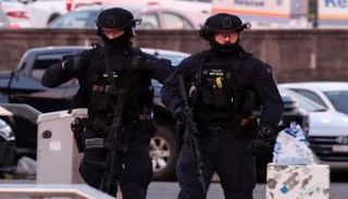 شرطيان أستراليان في موقع هجوم سيدني