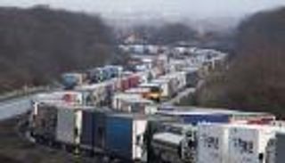 10 آلاف شاحنة كهربائية من 3 ملايين.. القيادة الخضراء حلم يتبخر في أوروبا