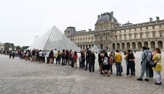 أبواب متحف اللوفر مغلقة