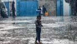 السماء مثقلة والأرض هشة.. الغزيون &laquo;يتجمدون حتى الموت&raquo;