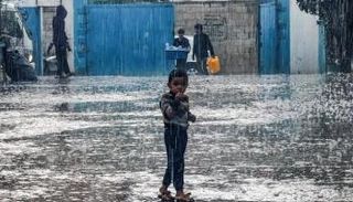 طفل فلسطيني تحت الأمطار في قطاع غزة - أرشيفية