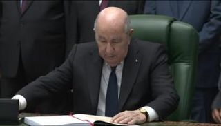 الرئيس الجزائري عبد المجيد تبون يوقع قانون المالية 2026