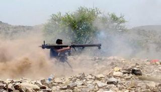 جندي يمني يقصف مواقع الحوثي.. أرشيفية