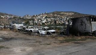 سيارات محترقة في هجوم سابق لمستوطنين بالضفة - أرشيفية