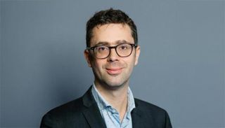 الأحمد يدفع الإرهابي أرضا بعدما تمكن من سحب سلاحه