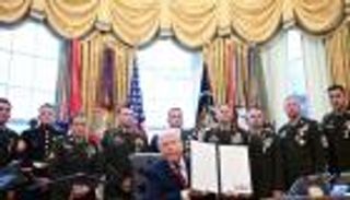 &laquo;221 أمراً تنفيذياً&raquo;.. ترامب يتجاوز &laquo;خلال عام&raquo; أرقام ولايته الأولى كاملة