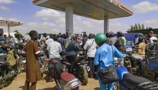 طوابير طويلة بمحطة وقود في باماكو