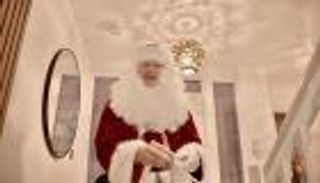 صوته فضحه.. هالاند يتحول إلى بابا نويل سري في شوارع مانشستر (فيديو)