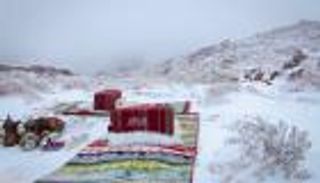 أجواء شتوية قاسية في تبوك والثلوج تكسو قمم جبل اللوز