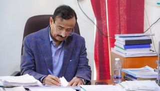 محافظ شبوة لدى توقيع حزمة المشاريع الإماراتية لقطاع المياه