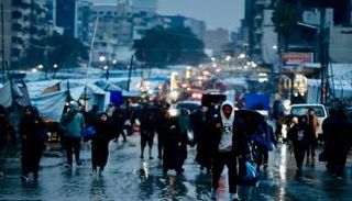 فلسطينيون نازحون في شوارع مدينة غزة