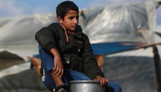 طفل فلسطيني نازح في خان يونس