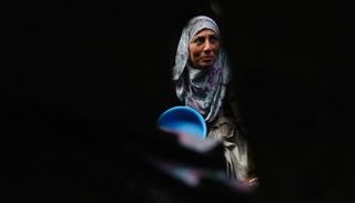 فلسطينية نازحة في خان يونس 